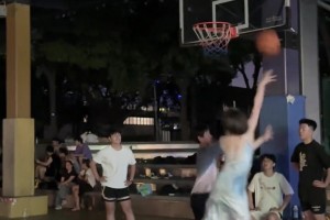😍不是，美女！你穿个裙子就来打球啦？