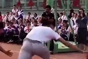 都是大前锋，翟晓川的运球和阿隆-戈登差距有多大？