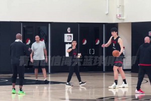 重视！杨瀚森赛后加练 比卢普斯路过亲自指导跑位⛹🏽‍♂️